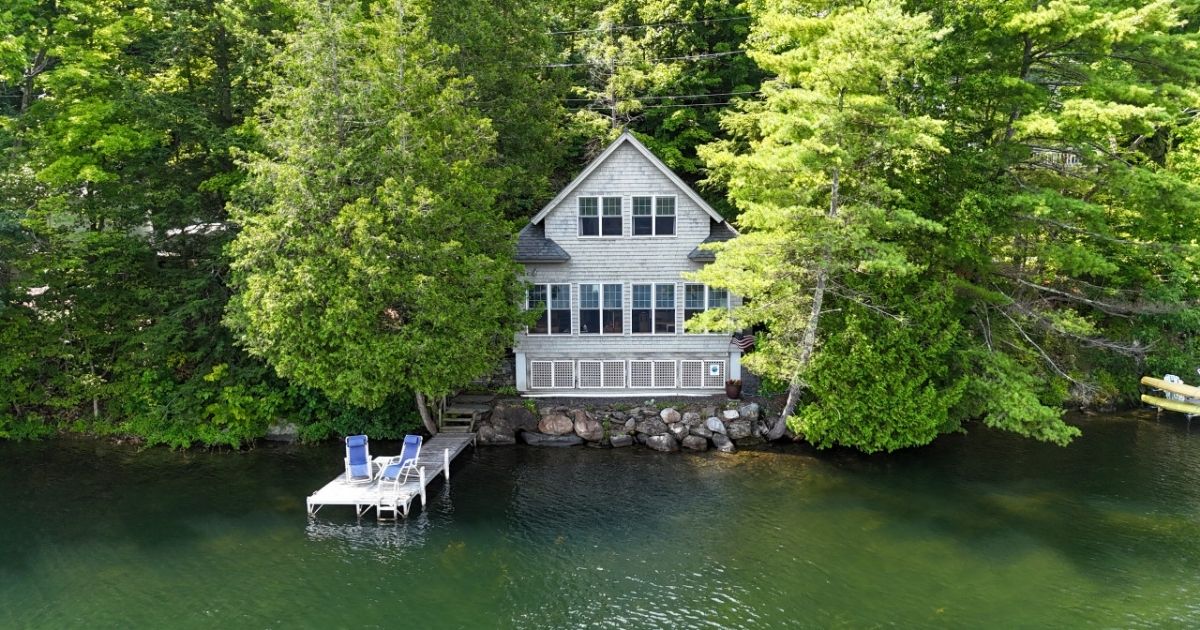 Lake side cottage on Lake Saint Catherine
